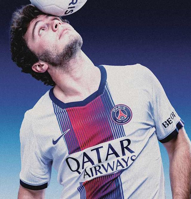 Joueurs en maillot extérieur du Paris Saint-Germain