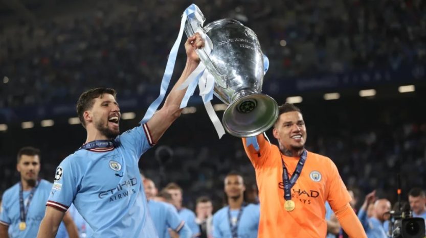 Ruben Dias et Ederson avec la coupe de la ligue des champions / Anadolu Agency/GettyImages