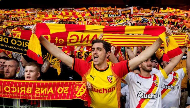 Lens dévoile son nouveau maillot domicile 2023/24 de manière innovante !