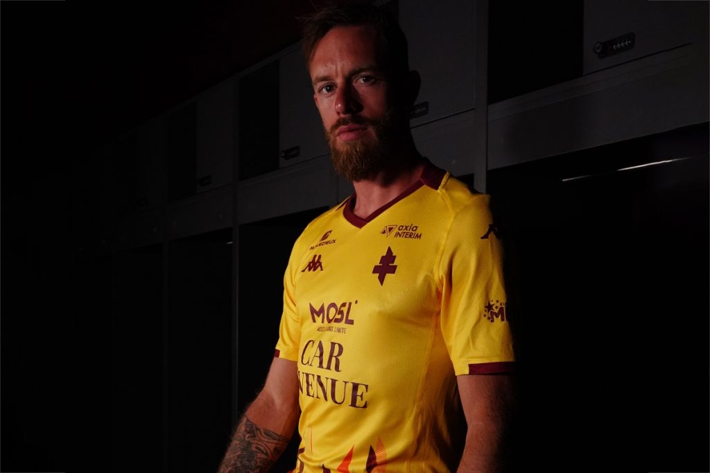 le maillot extérieur du FC metz s'inspire de la couleur de la "Pierre de Jaumont"