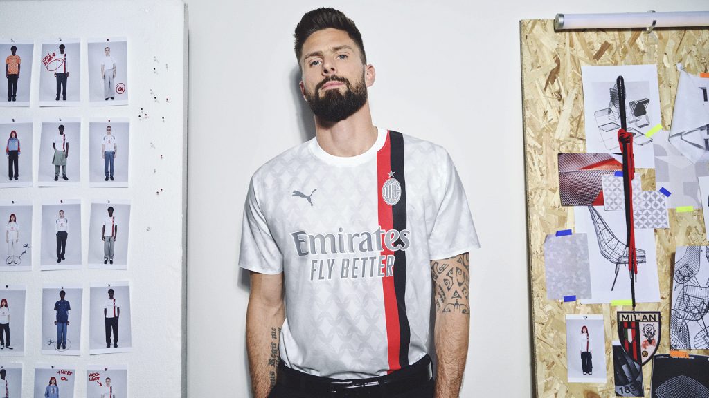 maillot exterieur milan ac 2024 porté par l'attaquant français Olivier Giroud