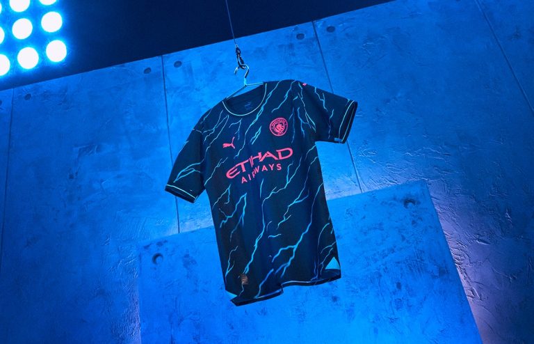Manchester City dévoile un 3ème maillot 2024 électrisant