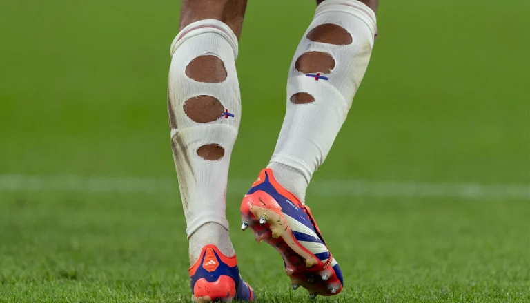 Pourquoi les joueurs de foot découpent-ils leurs chaussettes ?