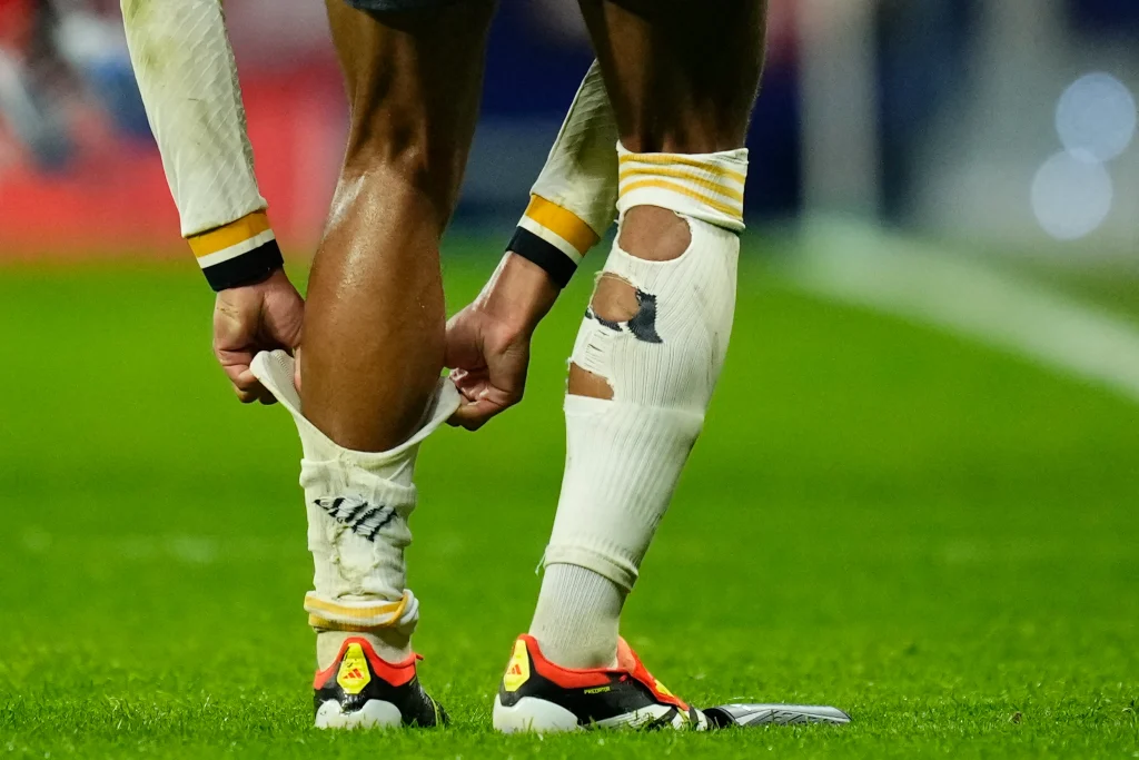 tendance chaussettes foot trouées